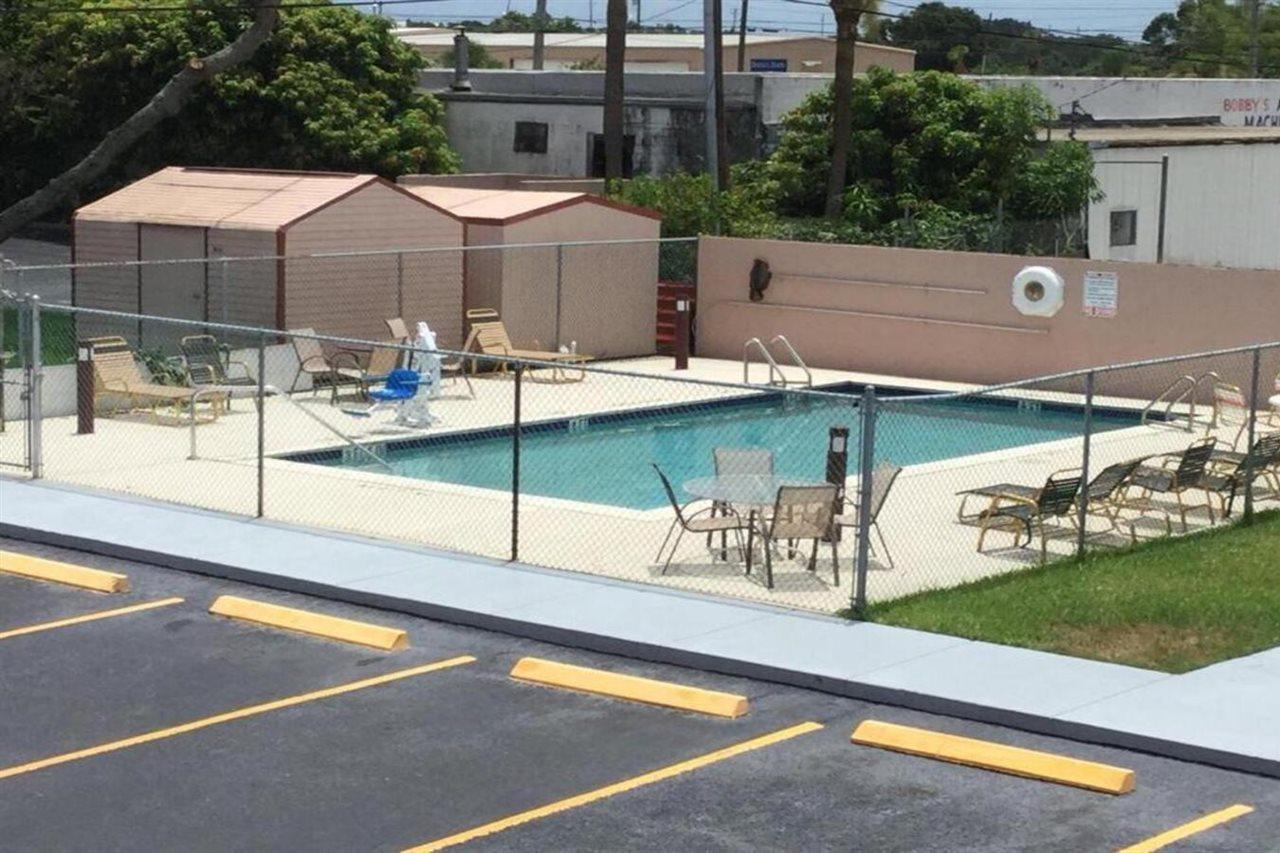 Redfinn Inn Fort Pierce Bagian luar foto