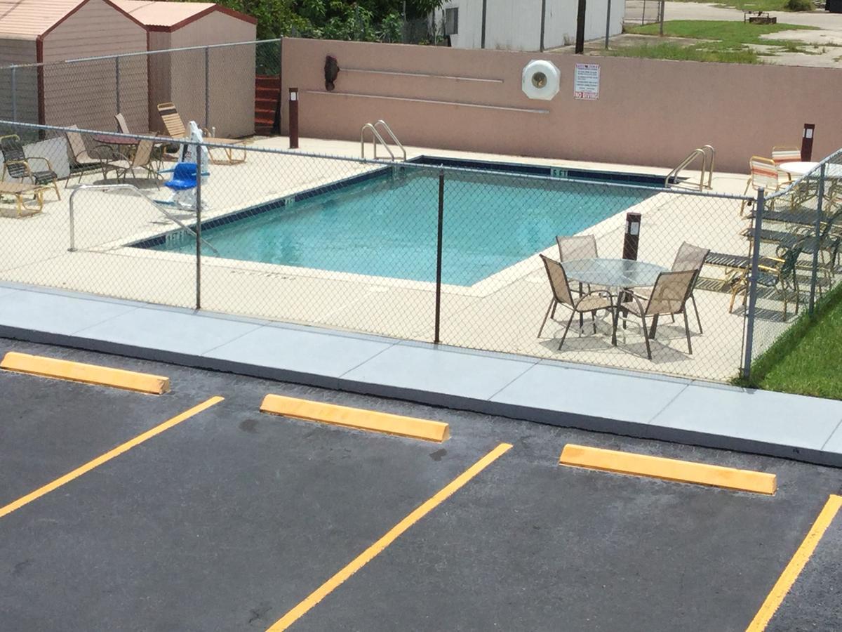 Redfinn Inn Fort Pierce Bagian luar foto