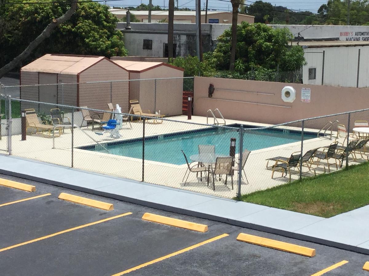 Redfinn Inn Fort Pierce Bagian luar foto