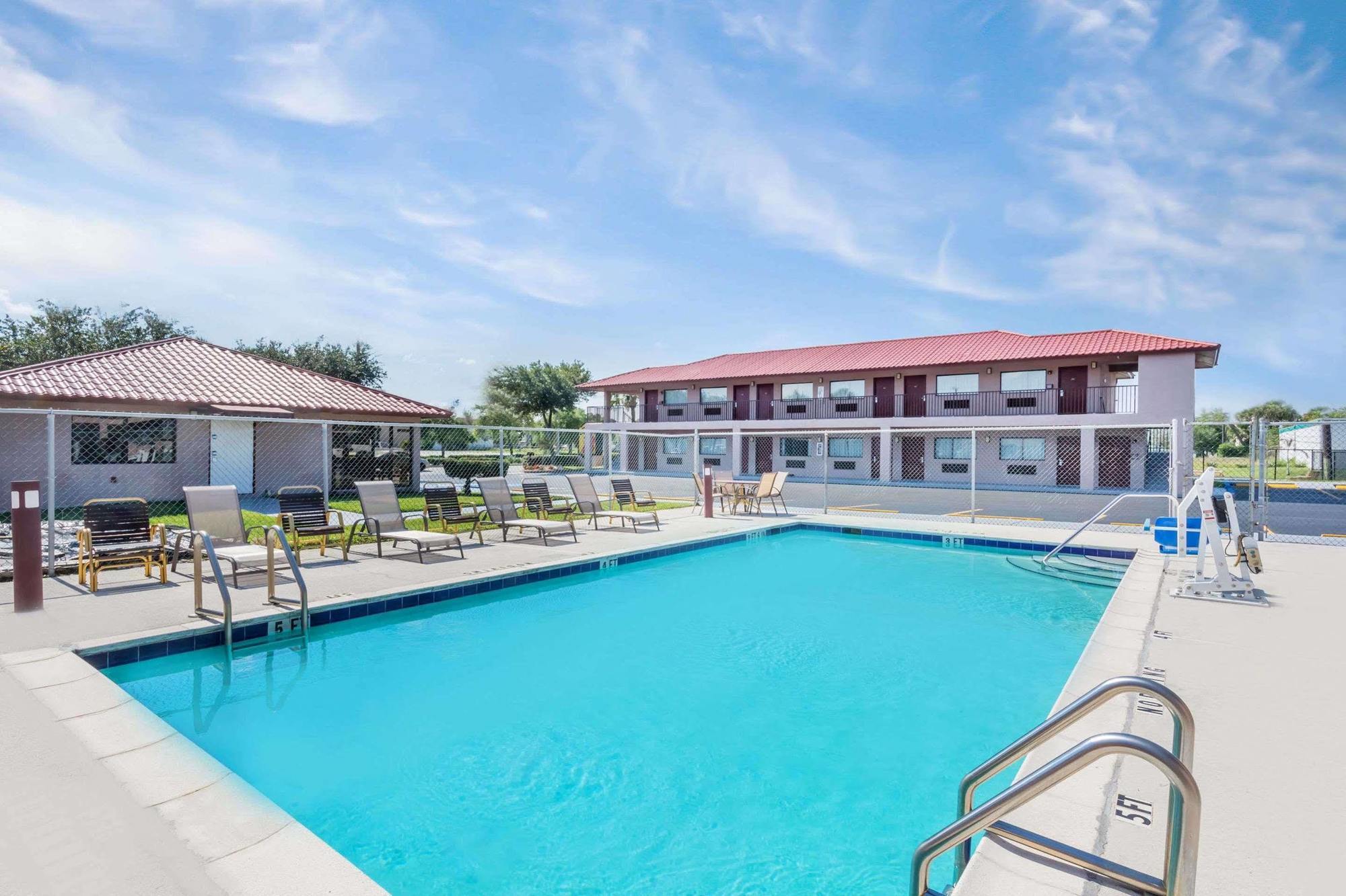 Redfinn Inn Fort Pierce Bagian luar foto
